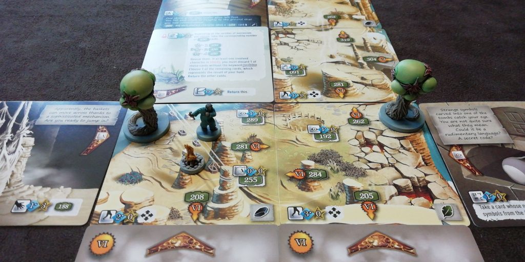 Foto vom Spiel 7th Continent: offene und verdeckte Spielkarten, die eine Landkarte bilden, darauf bemalte Miniaturen