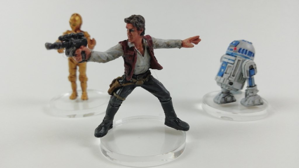 Han Solo, R2-D2, C3-PO: bemalte Plastik-Miniaturen aus dem Brettspiel Star Wars: Imperial Assault auf durchsichtiger Base vor weißem Hintergrund