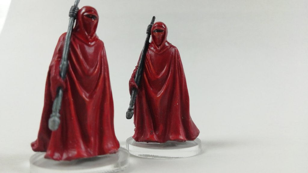 2 bemalte Plastik-Miniaturen aus dem Star Wars Brettspiel Imperial Assault: Imperiale Garde. Auf durchsichtigen Acryl Bases vor weißem Hintergrund