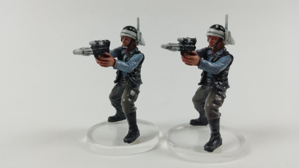 2 bemalte Plastik-Miniaturen aus dem Star Wars Brettspiel Imperial Assault: Rebellen Allianz Truppen. Auf durchsichtigen Acryl Bases vor weißem Hintergrund