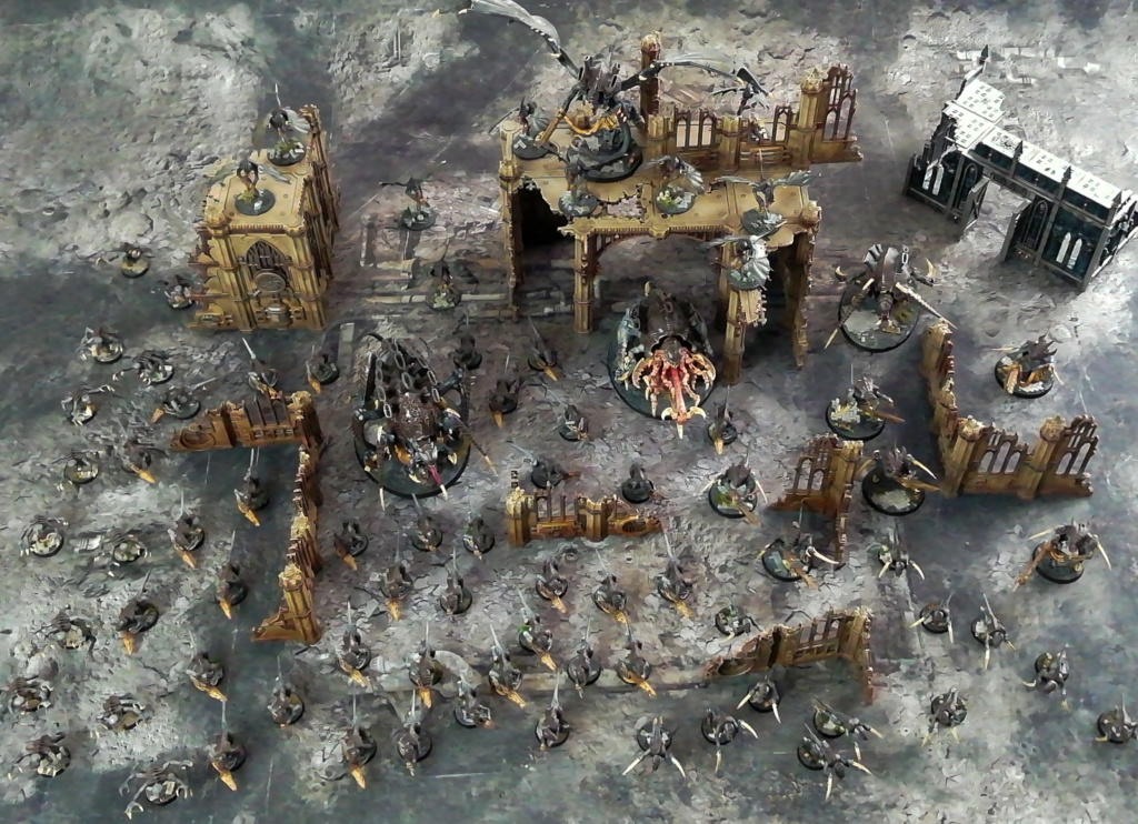 Showcase Foto Warhammer 40k Tyranid Army Miniatures, painted, on Ruined City Bases: Hintergrund Gelände von Games Workshop, ebenfalls bemalt.