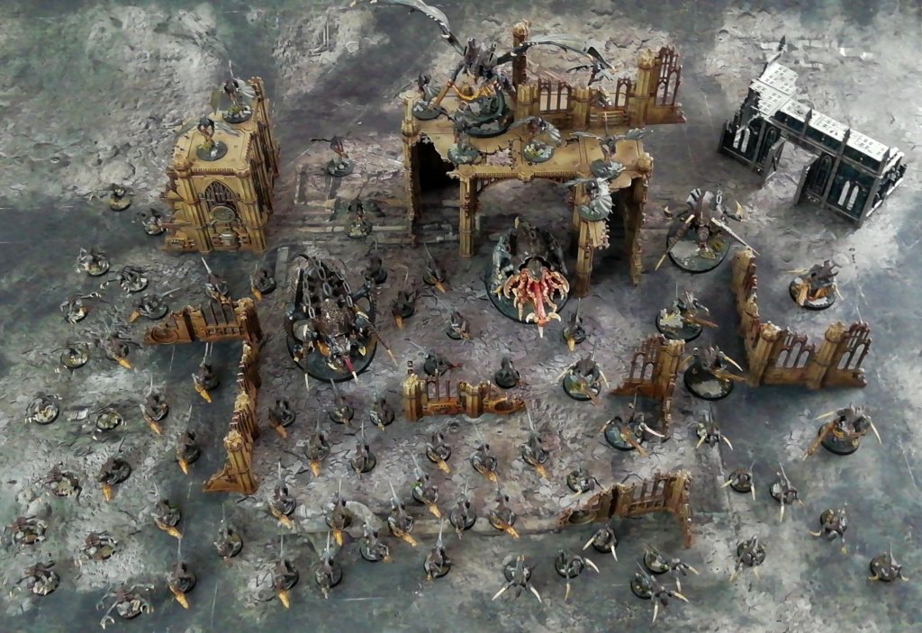 Showcase Foto Warhammer 40k Tyranid Army Miniatures, painted, on Ruined City Bases: Hintergrund Gelände von Games Workshop, ebenfalls bemalt.