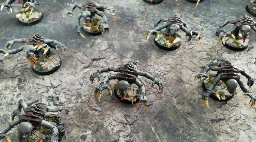 Showcase Foto Warhammer 40k Tyranid Army Miniatures, painted, on Ruined City Bases: Symbionten