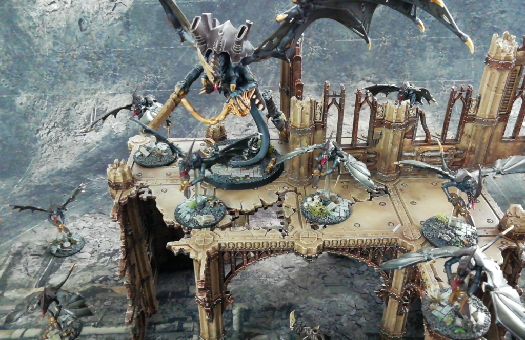 Showcase Foto Warhammer 40k Tyranid Army Miniatures, painted, on Ruined City Bases: Hive Tyrant und Gargoyles. Hintergrund Gelände von Games Workshop, ebenfalls bemalt.
