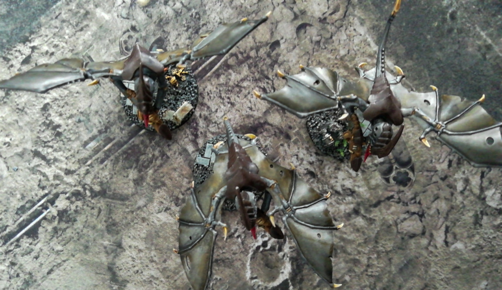 Showcase Foto Warhammer 40k Tyranid Army Miniatures, painted, on Ruined City Bases: Gargoyles.