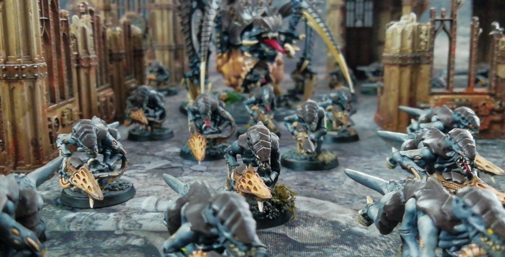 Showcase Foto Warhammer 40k Tyranid Army Miniatures, painted, on Ruined City Bases: Termagants mit Neuralfressern und Bohrkäferschleudern. Hintergrund Gelände von Games Workshop, ebenfalls bemalt.