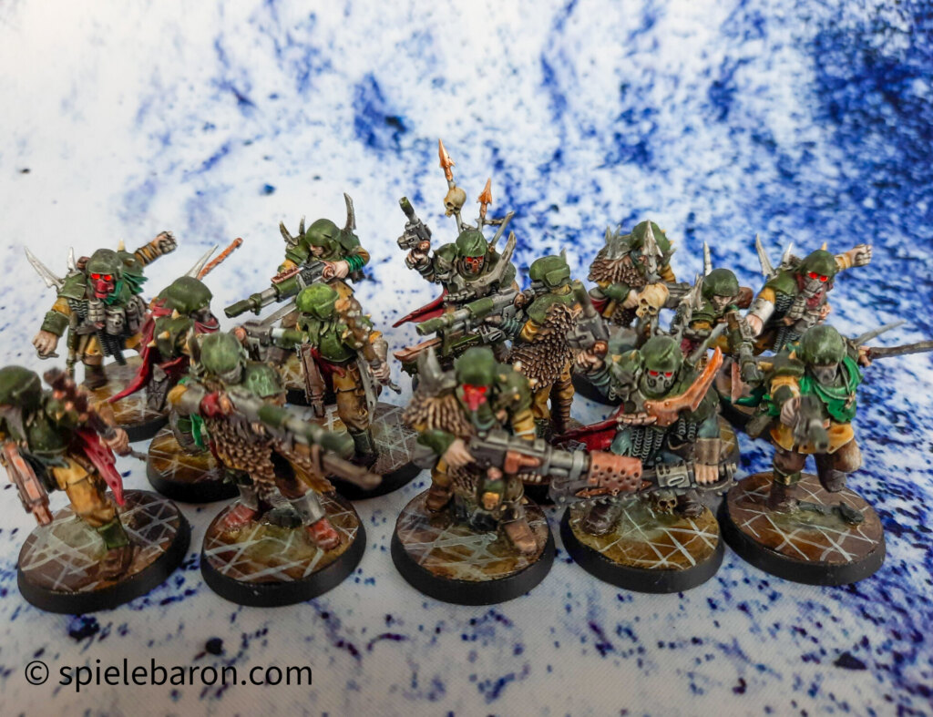 Showcase Foto Blackstone Fortress, bemalte Brettspiel Miniaturen: Traitor Guardsmen