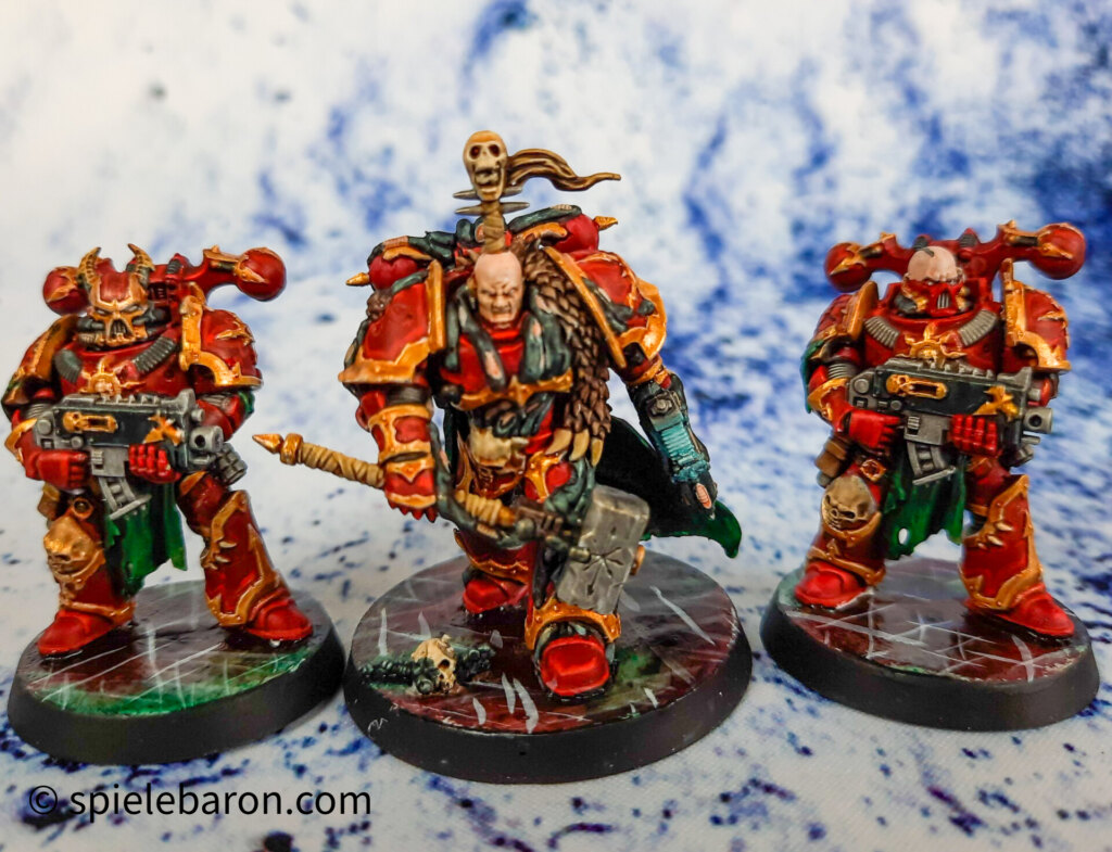 Showcase Foto Blackstone Fortress, bemalte Brettspiel Miniaturen: Obsidius Mallex mit zwei Chaos Space Marines