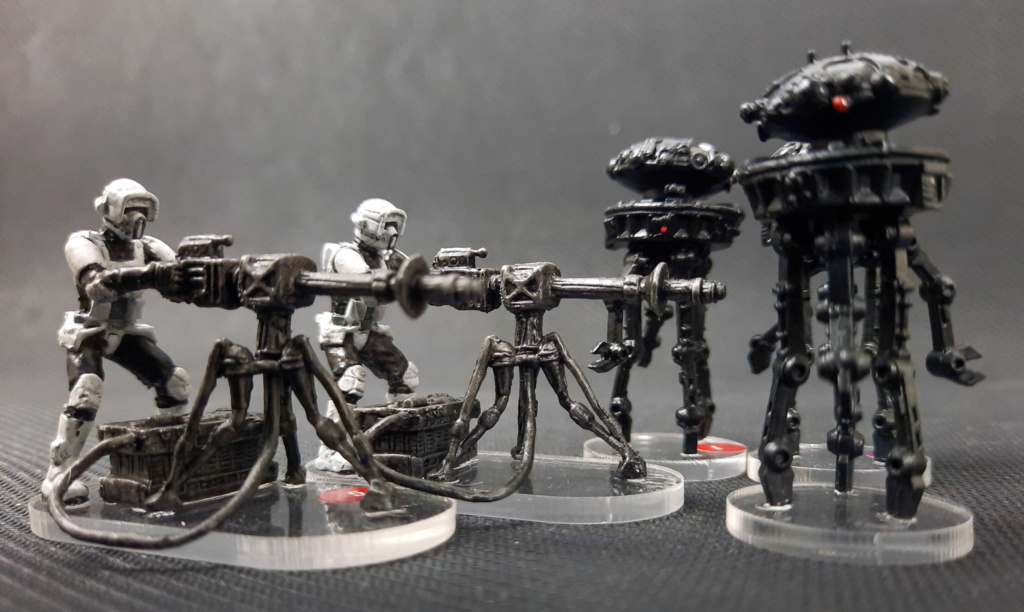 Showcase: bemalte Plastik-Miniature aus dem Star Wars Brettspiel Imperial Assault: E-Web-Schützen und Suchdroiden auf durchsichtiger Acryl Base vor schwarzem Hintergrund