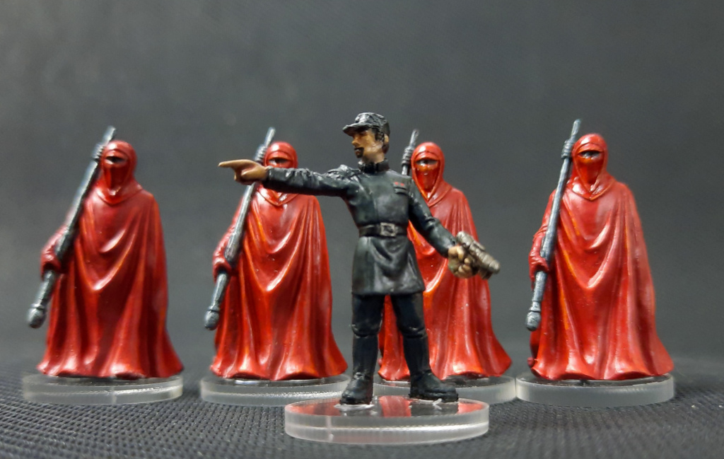Showcase: bemalte Plastik-Miniature aus dem Star Wars Brettspiel Imperial Assault: Imperialer Offizier mit Roter Garde auf durchsichtiger Acryl Base vor weißem Hintergrund