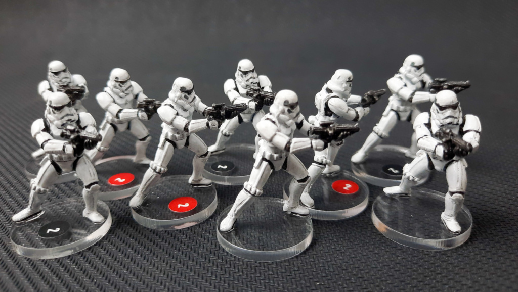 Showcase: bemalte Plastik-Miniaturen aus dem Star Wars Brettspiel Imperial Assault: Stormtroopers auf durchsichtiger Acryl Base vor weißem Hintergrund