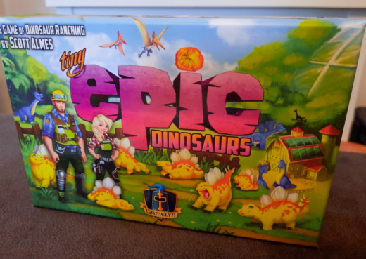 Tiny Epic Dinosaurs, Brettspiel, kleines Spiel, Workerplacement, Dinosaurier, Jurassic Park Thema, Boxart