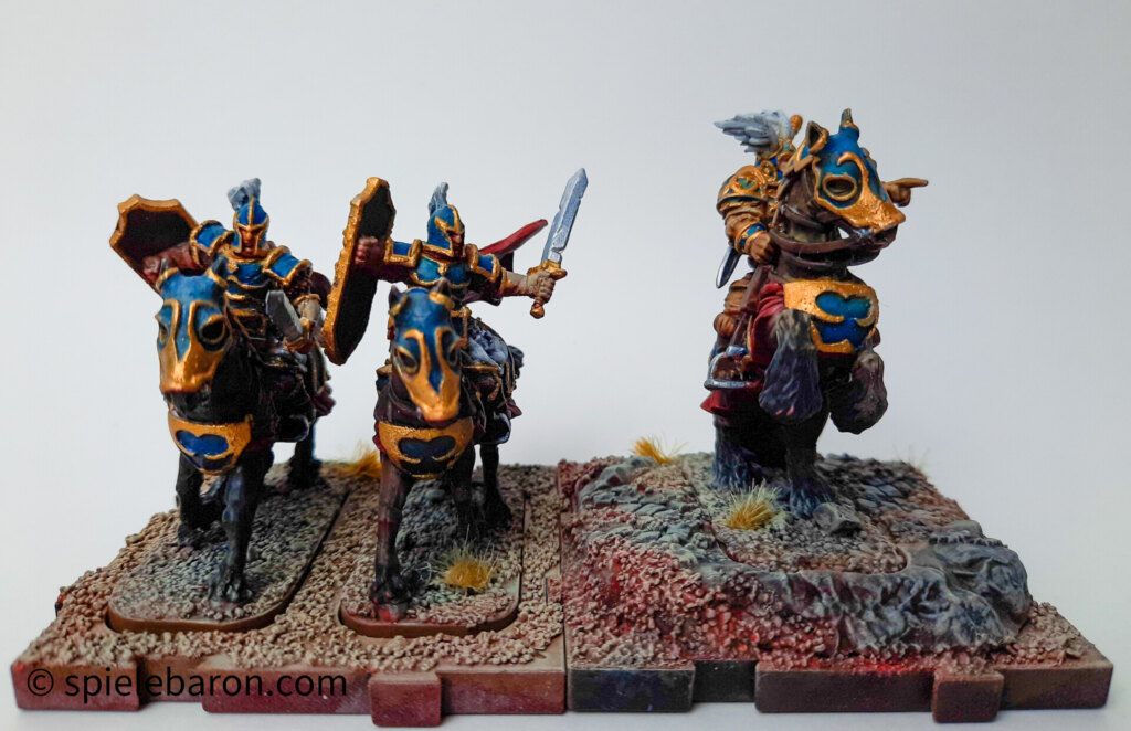 Showcase Runewars Tabletop Daqan Armee, bemalt: Kavallerie mit Lord Hawthorne; Farbschema: Blau-Gold-Rot vor weißem Hintergrund