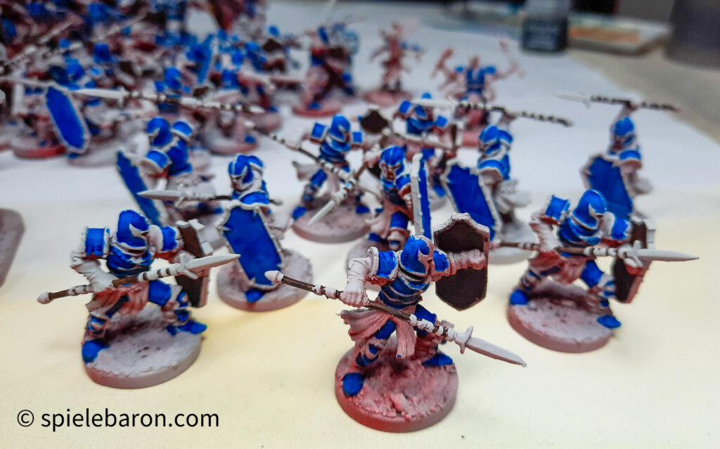 Foto Runewars Tabletop Daqan Armee, Bemalung: Grundfarben auf Zenithales Highlight; Farbschema: Blau-Gold-Rot