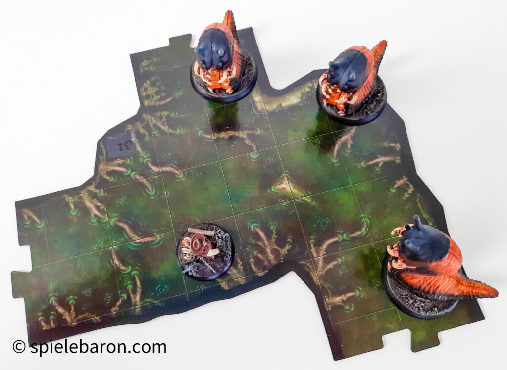 Showcase Foto Szene zu Shadows of Brimstone, bemalte Figuren auf Spielplanteil, Ansicht von oben: Swamps of Jargono: Swamp Slugs vs Lawman