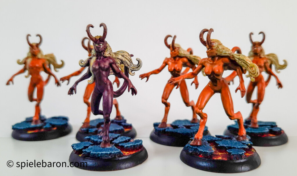 Showcase Foto zu Shadows of Brimstone, bemalte Figuren: Caverns of Cynder: Hellfire Succubi auf Lava Bases vor weißem Hintergrund