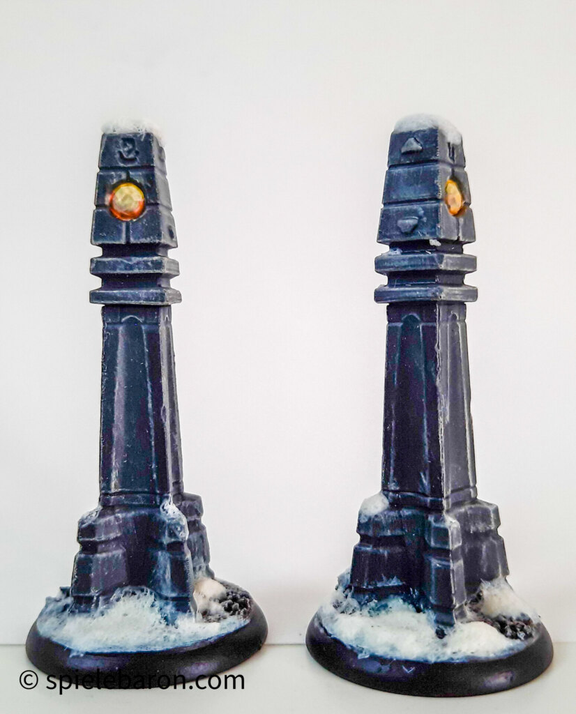 Showcase Foto zu Shadows of Brimstone, bemalte Figuren: Targa Plateau: Targa Pylons auf Snow Base vor weißem Hintergrund