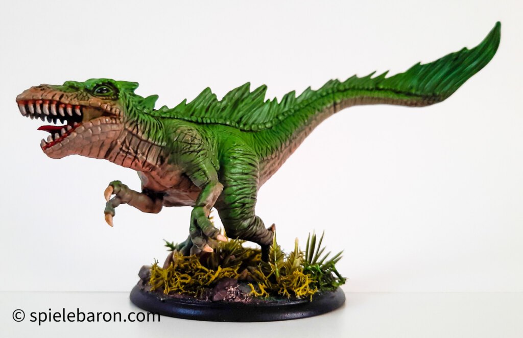 Showcase Foto zu Shadows of Brimstone, bemalte Figuren: Jargono Swamp Raptor auf Sumpf Base vor weißem Hintergrund