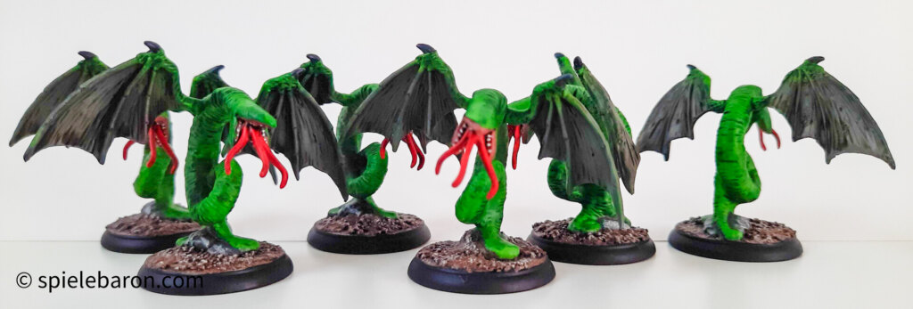 Showcase Foto zu Shadows of Brimstone, bemalte Figuren: Hell Bats auf Mine Bases vor weißem Hintergrund