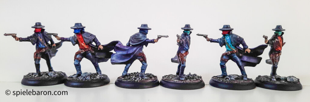 Showcase Foto zu Shadows of Brimstone, bemalte Figuren, Banditen auf Mine Bases vor weißem Hintergrund