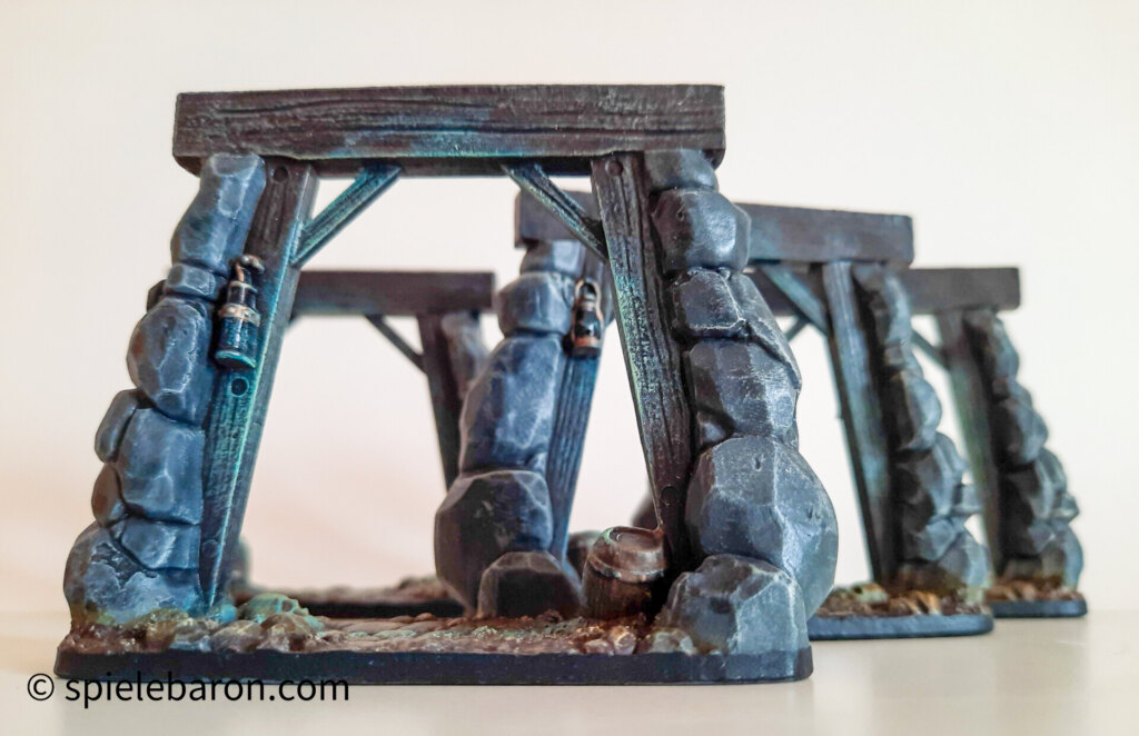 Showcase Foto zu Shadows of Brimstone, bemalte Miniaturen: Mine Doorways vor weißem Hintergrund