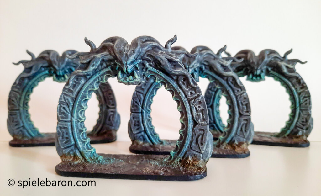 Showcase Foto zu Shadows of Brimstone, bemalte Minis: Portale / Void Gates vor weißem Hintergrund