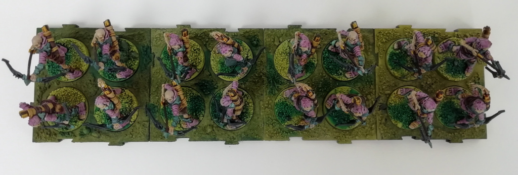 Showcase Runewars Tabletop Miniaturen: Untote Waiqar Skelett Armee: Bogenschützen, bemalt im Farbschema Blau-Metallic und Violett auf grünen Bases