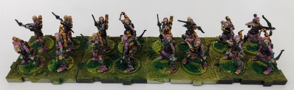Showcase Runewars Tabletop Miniaturen: Untote Waiqar Skelett Armee: Bogenschützen, bemalt im Farbschema Blau-Metallic und Violett auf grünen Bases
