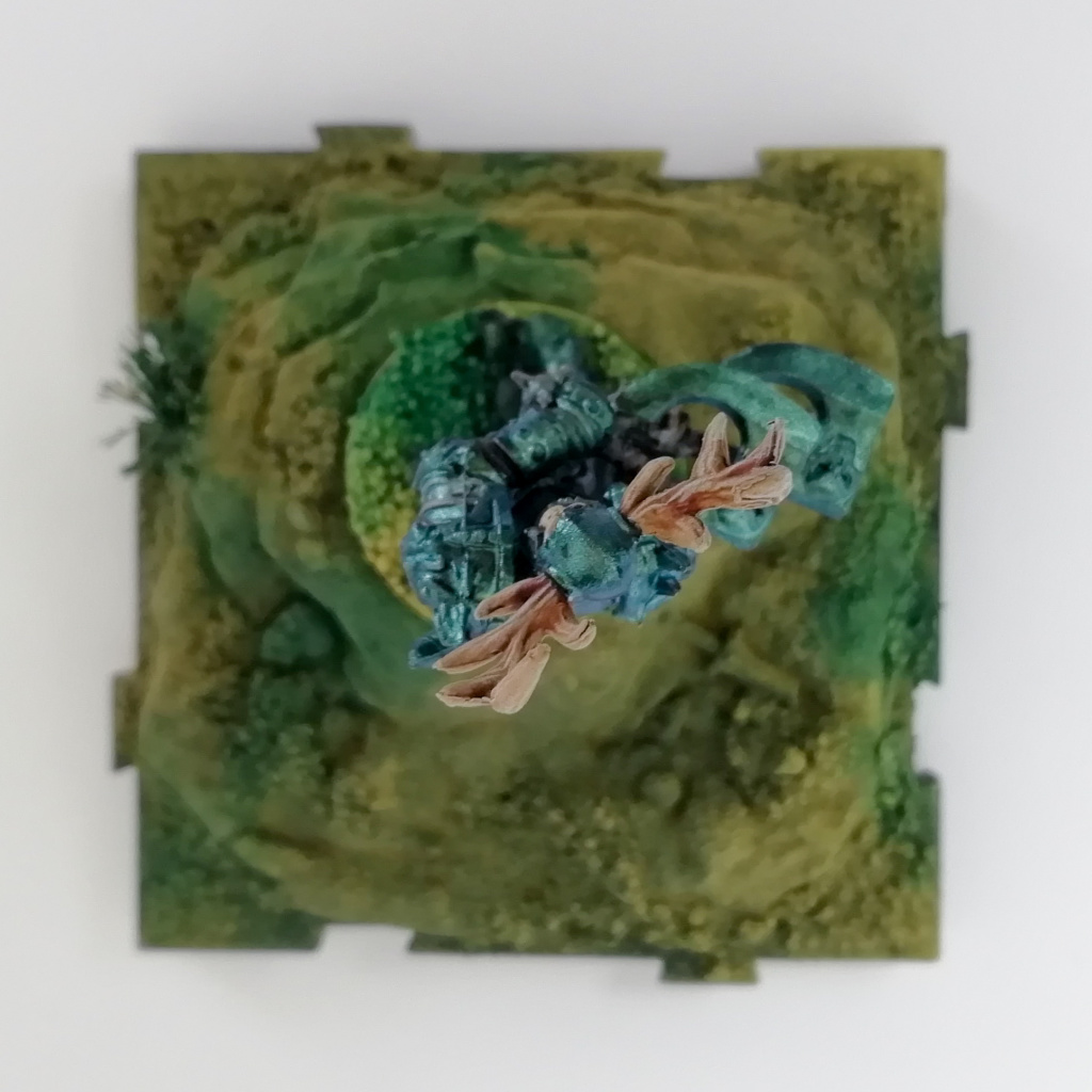Showcase Runewars Tabletop Miniaturen: Untote Waiqar Skelett Armee: Ardus Ix`Erebus, bemalt im Farbschema Blau-Metallic und Violett auf grünen Bases