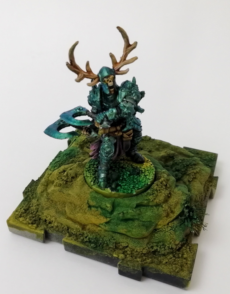 Showcase Runewars Tabletop Miniaturen: Untote Waiqar Skelett Armee: Ardus Ix`Erebus, bemalt im Farbschema Blau-Metallic und Violett auf grünen Bases