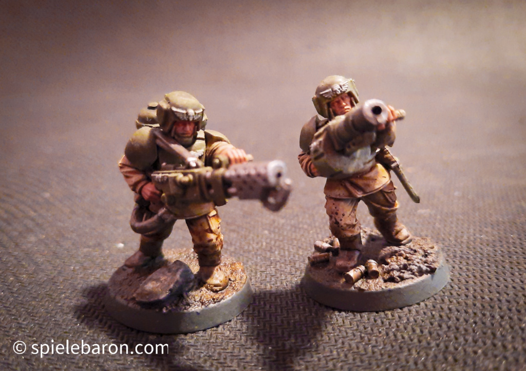 40k Showcase Foto: bemalte Astra Militarum Miniaturen: Infanterie Soldaten mit Flammenwerfer und Granatwerfer, gehobener Standard mit Weathering
