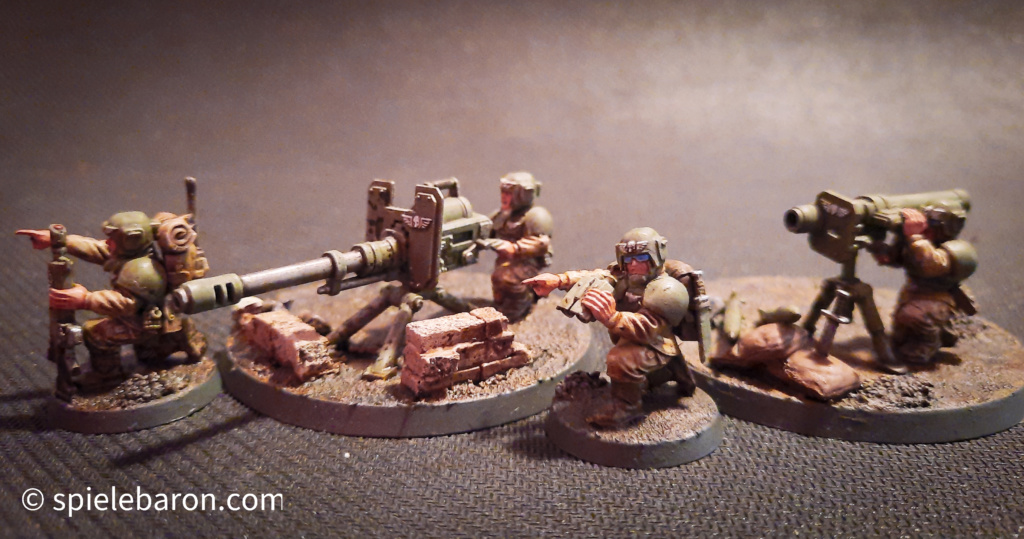 40k Showcase Foto: bemalte Astra Militarum Miniaturen: 2 Heavy Weapons Teams, gehobener Standard mit Weathering