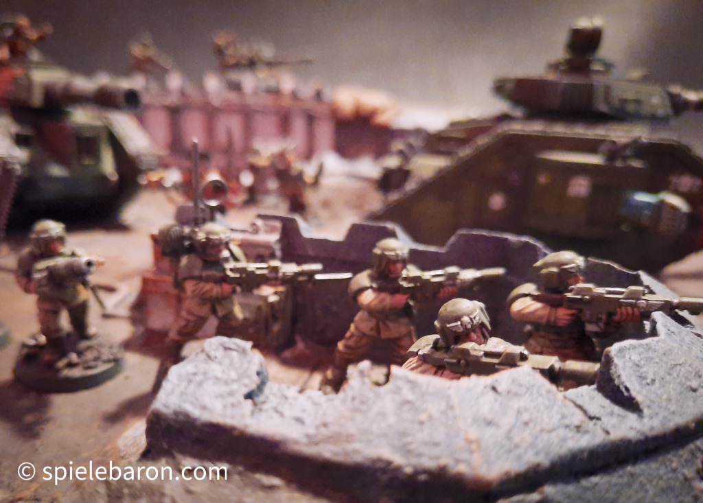 40k Showcase Foto: Astra Militarum, bemalte Imperial Outpost Spielplatte von Forge World mit Infanterie, gehobener Standard