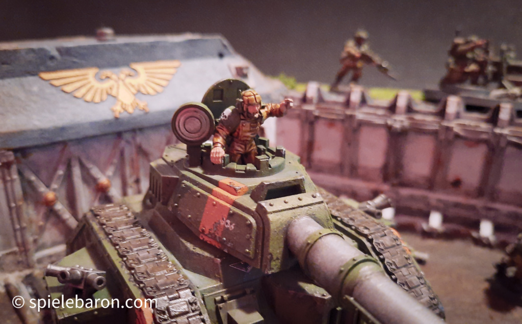 40k Showcase Foto: Astra Militarum, bemalte Imperial Outpost Spielplatte von Forge World, mit Leman Russ Panzer, gehobener Standard