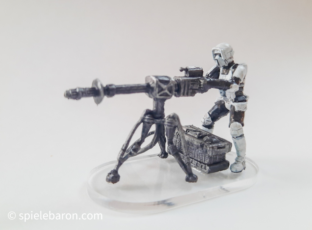 Bemalte Plastik-Miniature aus dem Star Wars Brettspiel Imperial Assault: Hoth Snow Trooper mit schwerer Laserkanone. Auf durchsichtigen Acryl Bases vor weißem Hintergrund