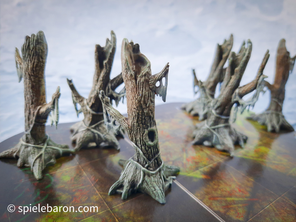 Showcase Foto Forbidden Forest: bemalte Miniaturen auf dem Spielfeld: Decayed Trees