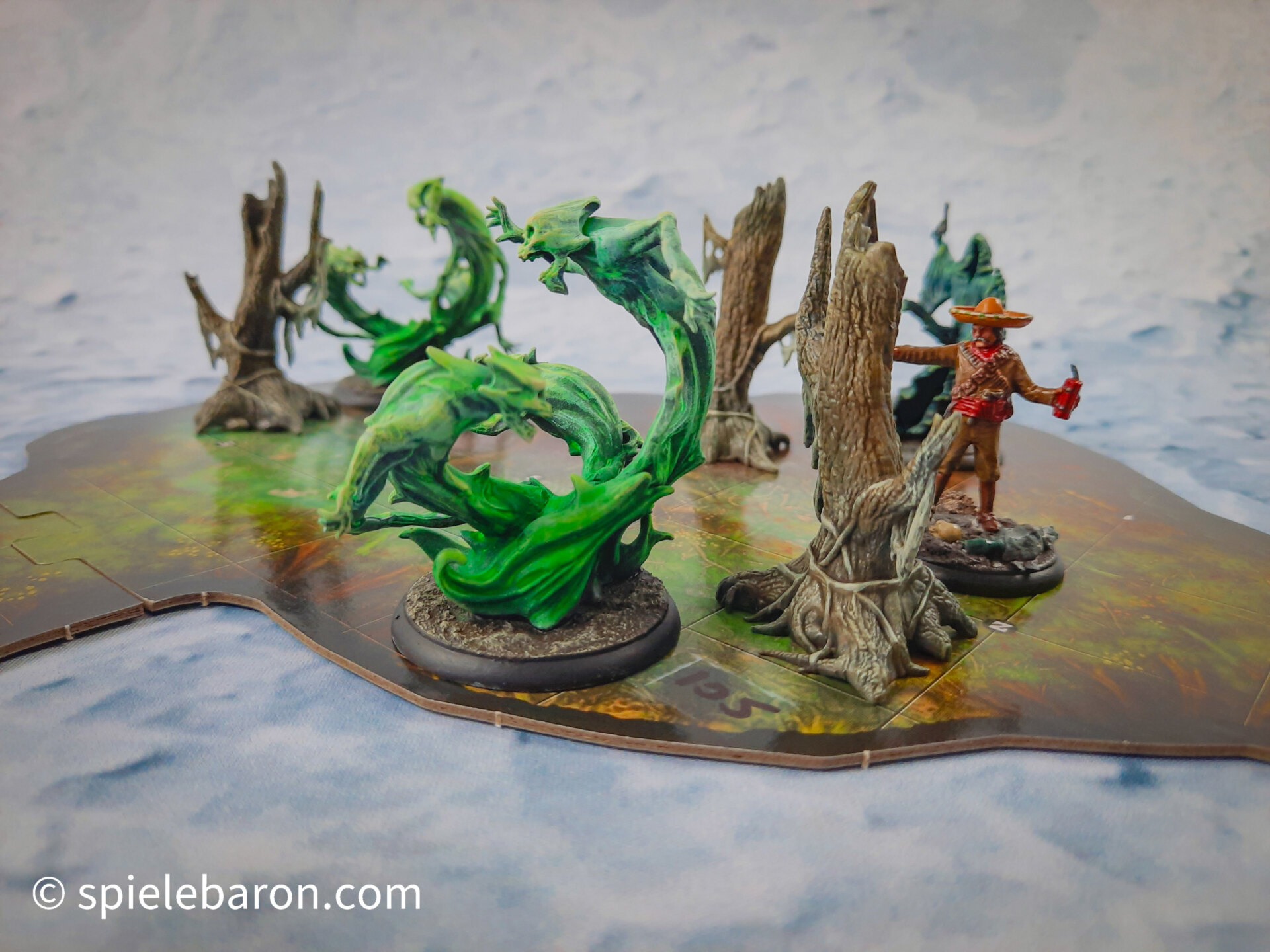 Showcase Foto Forbidden Forest: bemalte Miniaturen, Szene auf dem Spielfeld: Bandido gegen Spectral Horde und Shadow Wraiths zwischen Decayed Trees