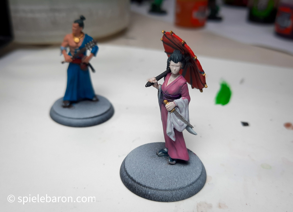 Foto Shadows of Brimstone-Miniaturen: Geisha und Executioner mit Grundfarben bemalt