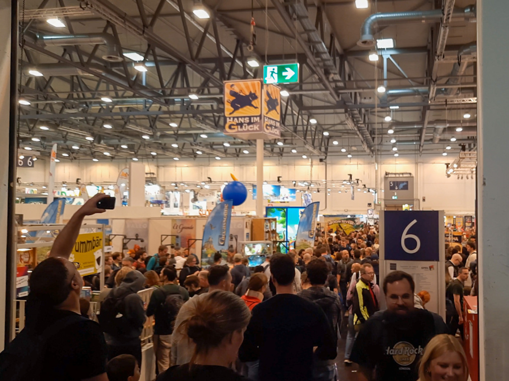 Foto von der Menschenmenge in Halle 6 auf der Spiel ´23 in Essen