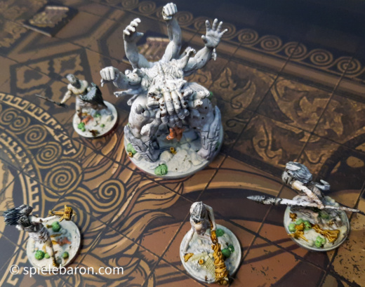 Aeon Trespass: Odyssey - Spielfeld mit bemalten Miniaturen: 4 Titanen kämpfen gegen den Primordial Hekaton