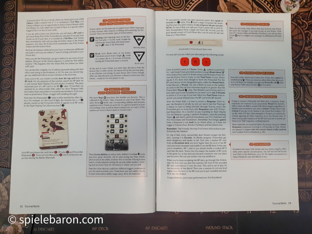 Foto des Tutorialhefts von Aeon Trespass Odyssey auf dem Spielbrett: Spielanleitung Seite 12 und 13, wo der Kampf erklärt wird