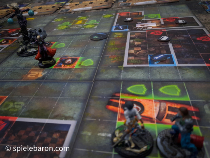 Foto vom Chronicle X Spielfeld mit bemalten Minis: Vordergrund 2 Helden, Hintergrund Alien Overmind