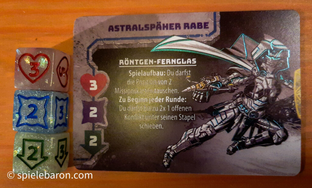 20 Strong Solar Sentinels: Beispiel einer Heldenkarte mit Statwürfeln: Astralspäher Rabe