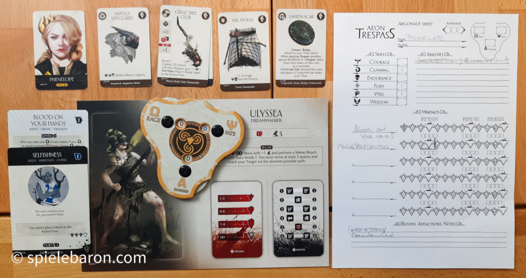 Foto des Aeon Trespass: Odyssey Brettspiels: Playerboard mit Abbildung des Titanen, Argonauten-Portrait, Gegenstände und Ausrüstung, Mnemos-Karten, Triskelion und Argonauten-Sheet