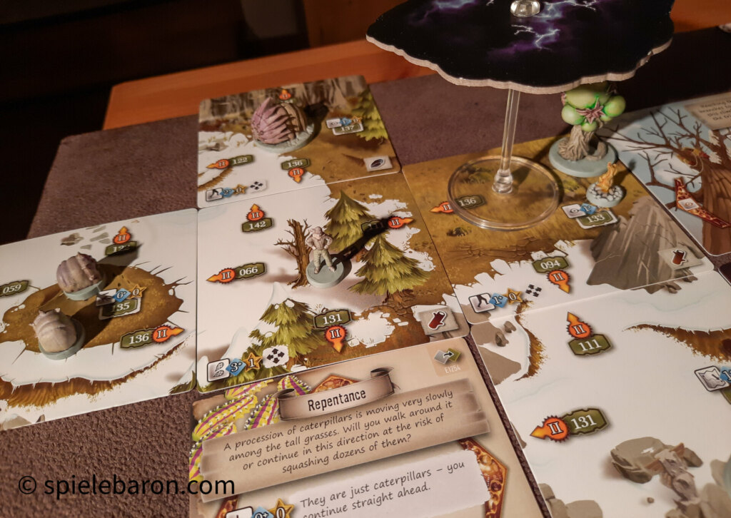 Foto 7th Continent Brettspiel, später im Spiel: Helden Miniatur Amelia Earhart auf Spielplanteil. Daneben Teile mit Wettereffekt, Rockworms, Floating Plants, Feuer und Effekten,