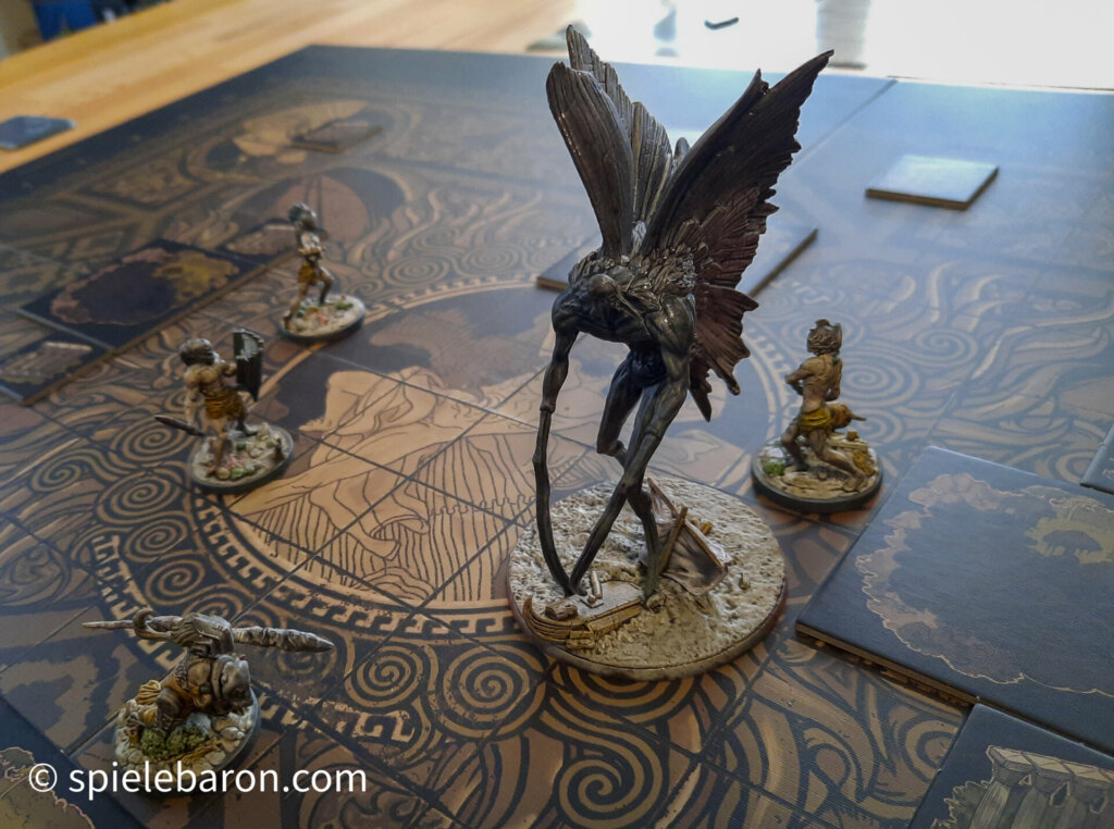 Foto Bosskampf Aeon Trespass Odyssey: vier Titanen gegen den Hermesian Pursuer; Miniaturen bemalt