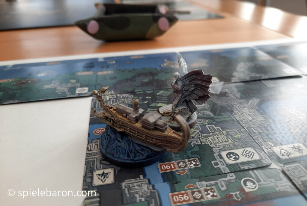 Foto Exploration-Tiles aus Aeon Trespass: Odyssey, aufgebaut auf dem Spieltisch, mit Argo Miniatur und Pursuer Miniatur, beide bemalt