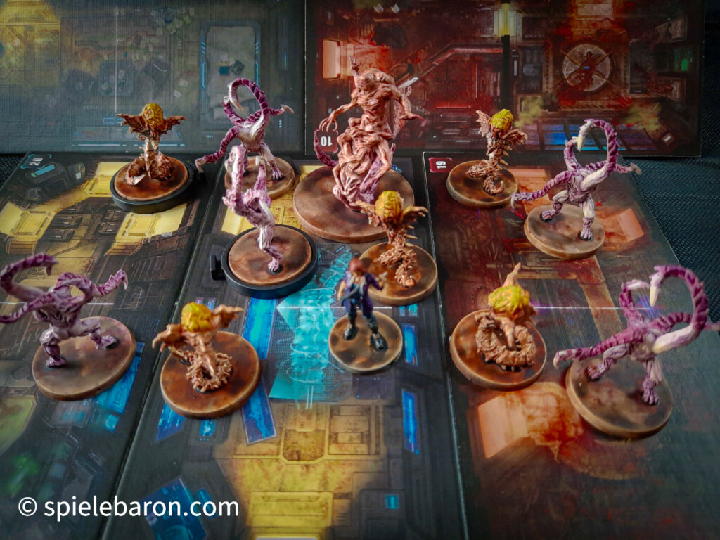 Miniaturen Showcase Foto: Deep Madness bemalte Helden und Monster auf Spielplanteilen