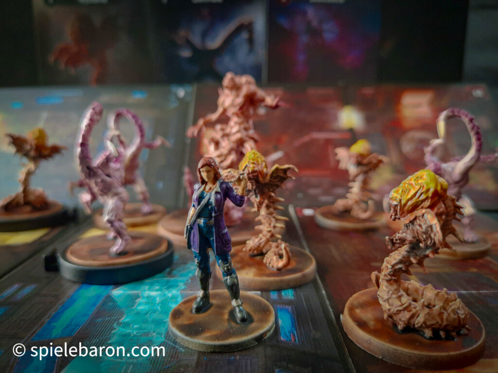 Miniaturen Showcase Foto: Deep Madness bemalte Helden und Monster auf Spielplanteilen