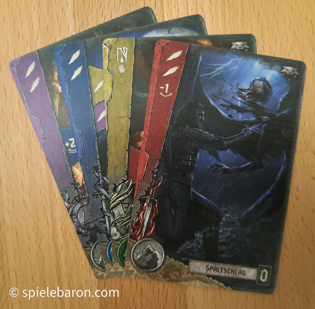 Foto zum Brettspiel The Witcher - Die alte Welt: ausgespielte Handkarten bilden eine Angriffs-Kombo bestehend aus vier Farben